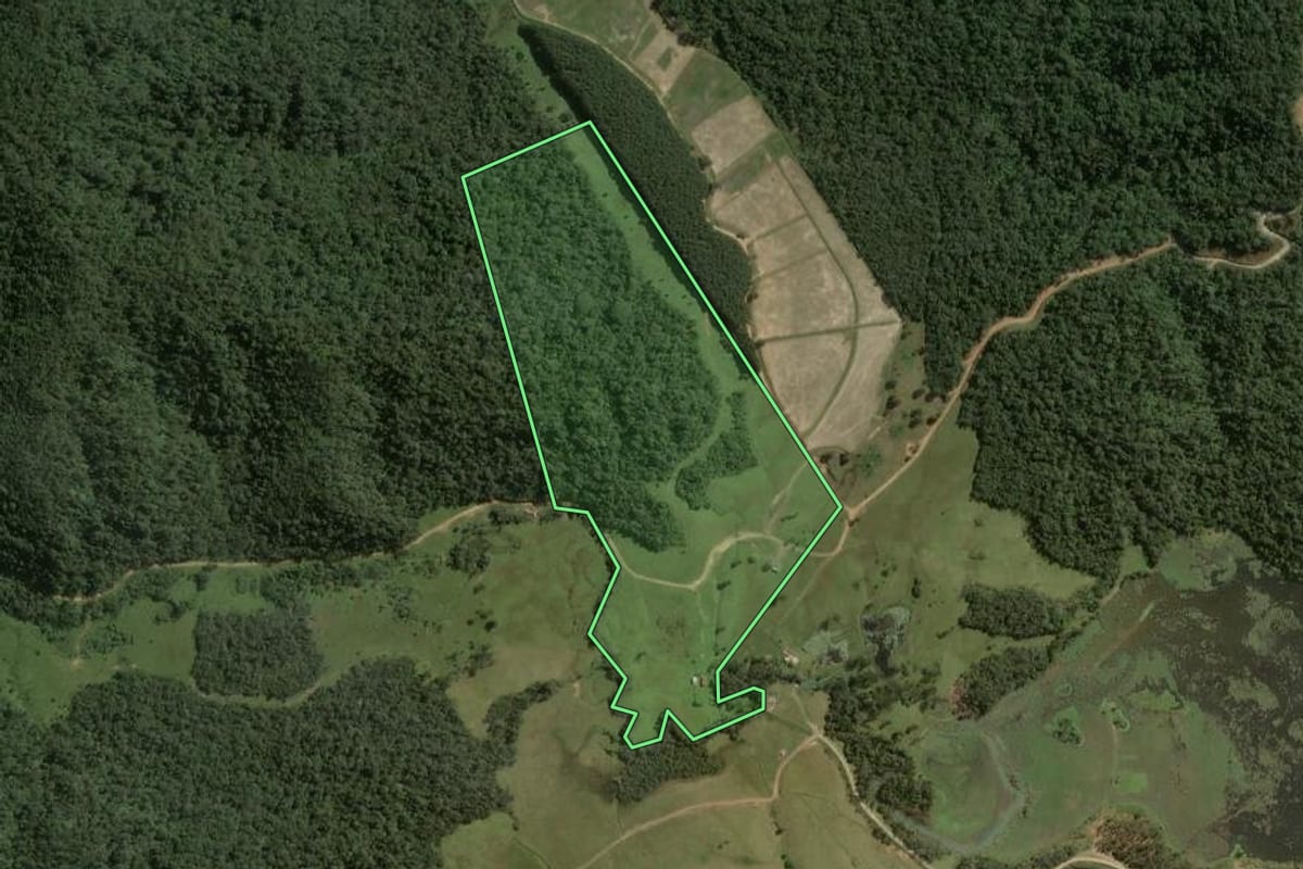 Imagem de satélite do imóvel rural em Taió (SC), com o contorno declarado no CAR desenhado por cima.