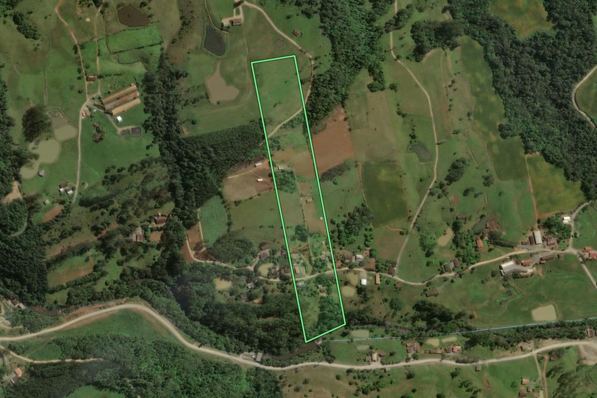 Imagem de satélite do imóvel rural em Taió (SC), com o contorno declarado no CAR desenhado por cima.