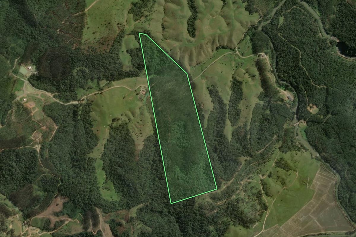 Imagem de satélite do imóvel rural em Taió (SC), com o contorno declarado no CAR desenhado por cima.