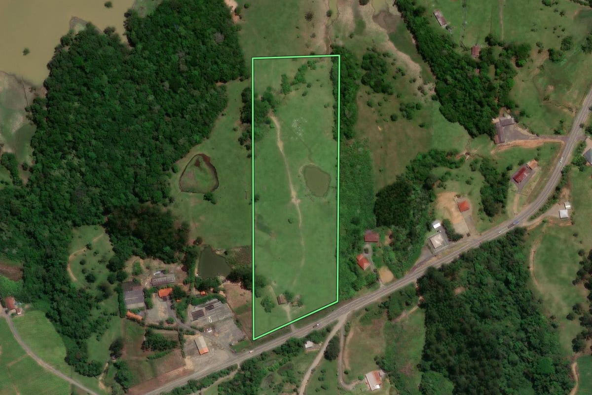 Imagem de satélite do imóvel rural em Taió (SC), com o contorno declarado no CAR desenhado por cima.