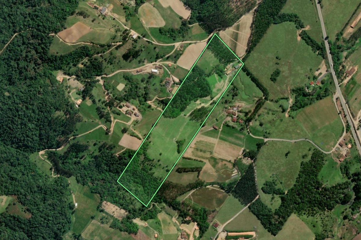 Imagem de satélite do imóvel rural em Taió (SC), com o contorno declarado no CAR desenhado por cima.