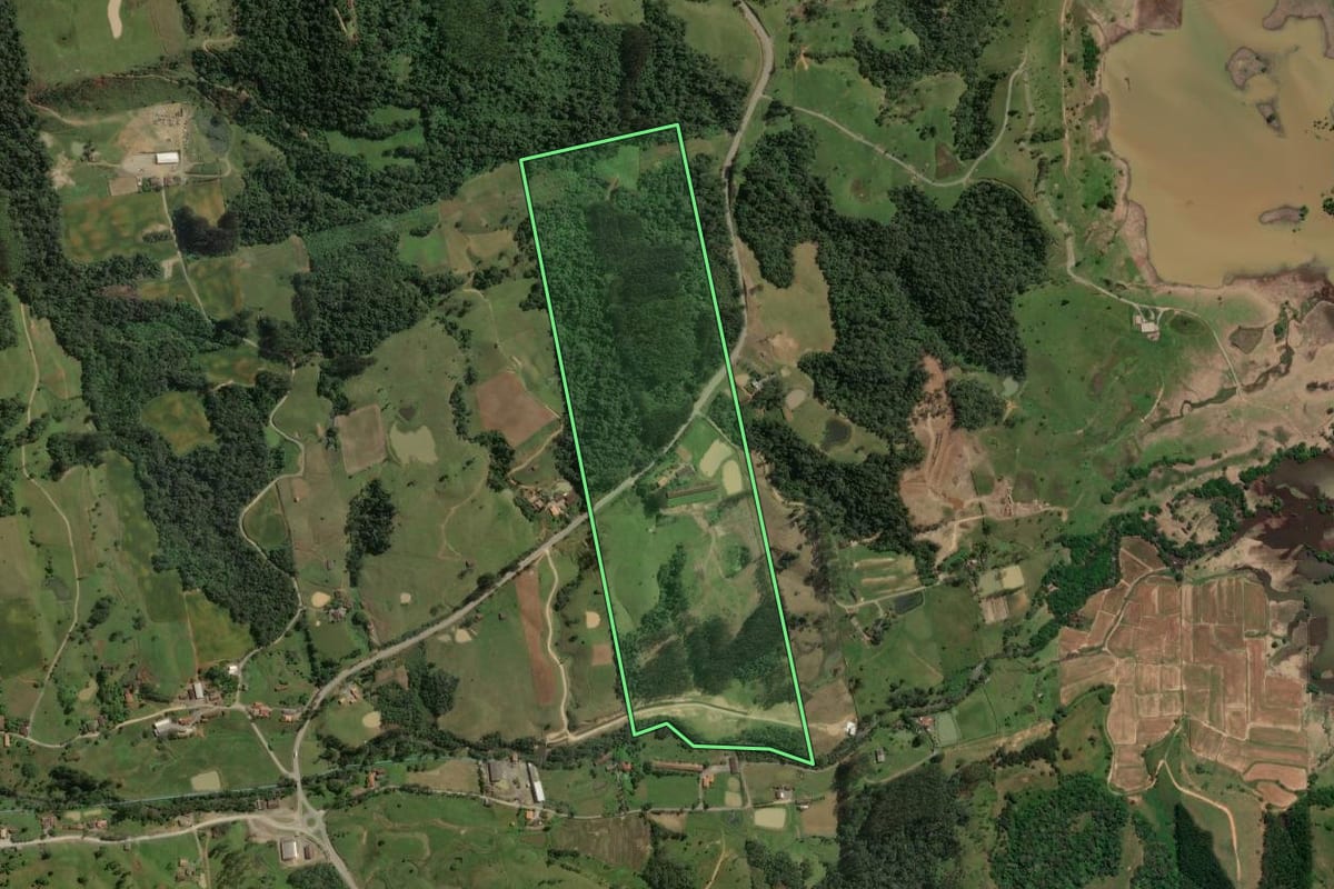 Imagem de satélite do imóvel rural em Taió (SC), com o contorno declarado no CAR desenhado por cima.