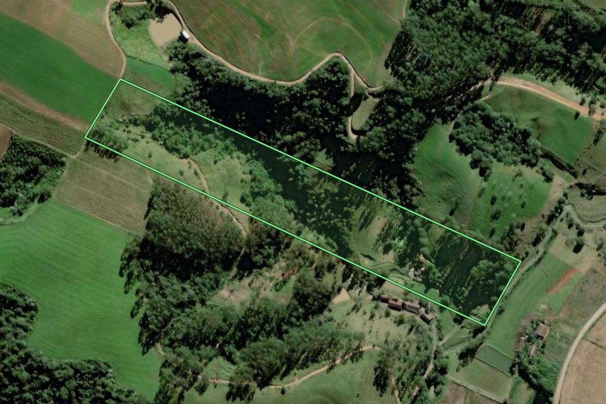 Imagem de satélite do imóvel rural em Taió (SC), com o contorno declarado no CAR desenhado por cima.