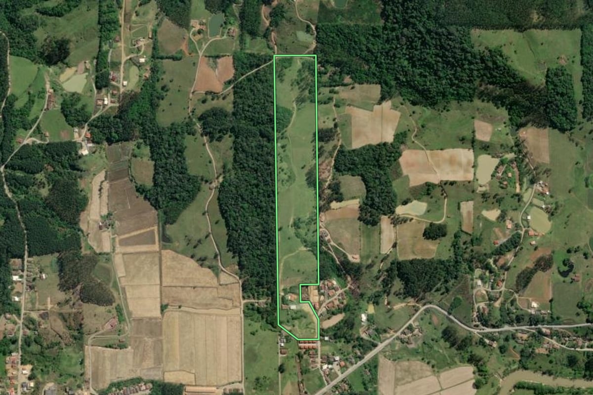 Imagem de satélite do imóvel rural em Taió (SC), com o contorno declarado no CAR desenhado por cima.