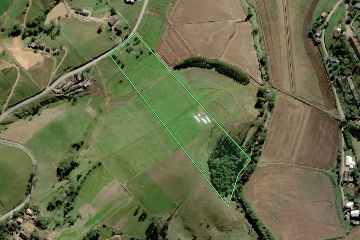 Imagem de satélite do imóvel rural em Taió (SC), com o contorno declarado no CAR desenhado por cima.