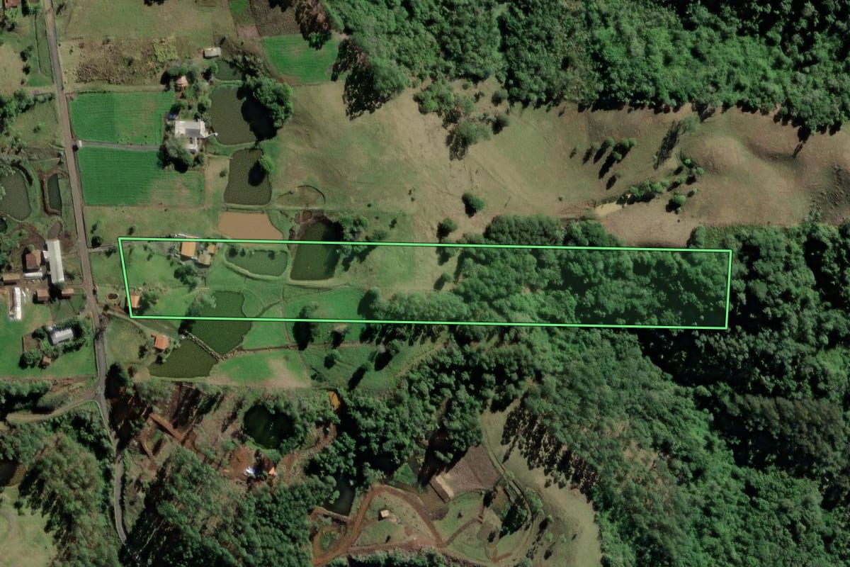 Imagem de satélite do imóvel rural em Taió (SC), com o contorno declarado no CAR desenhado por cima.