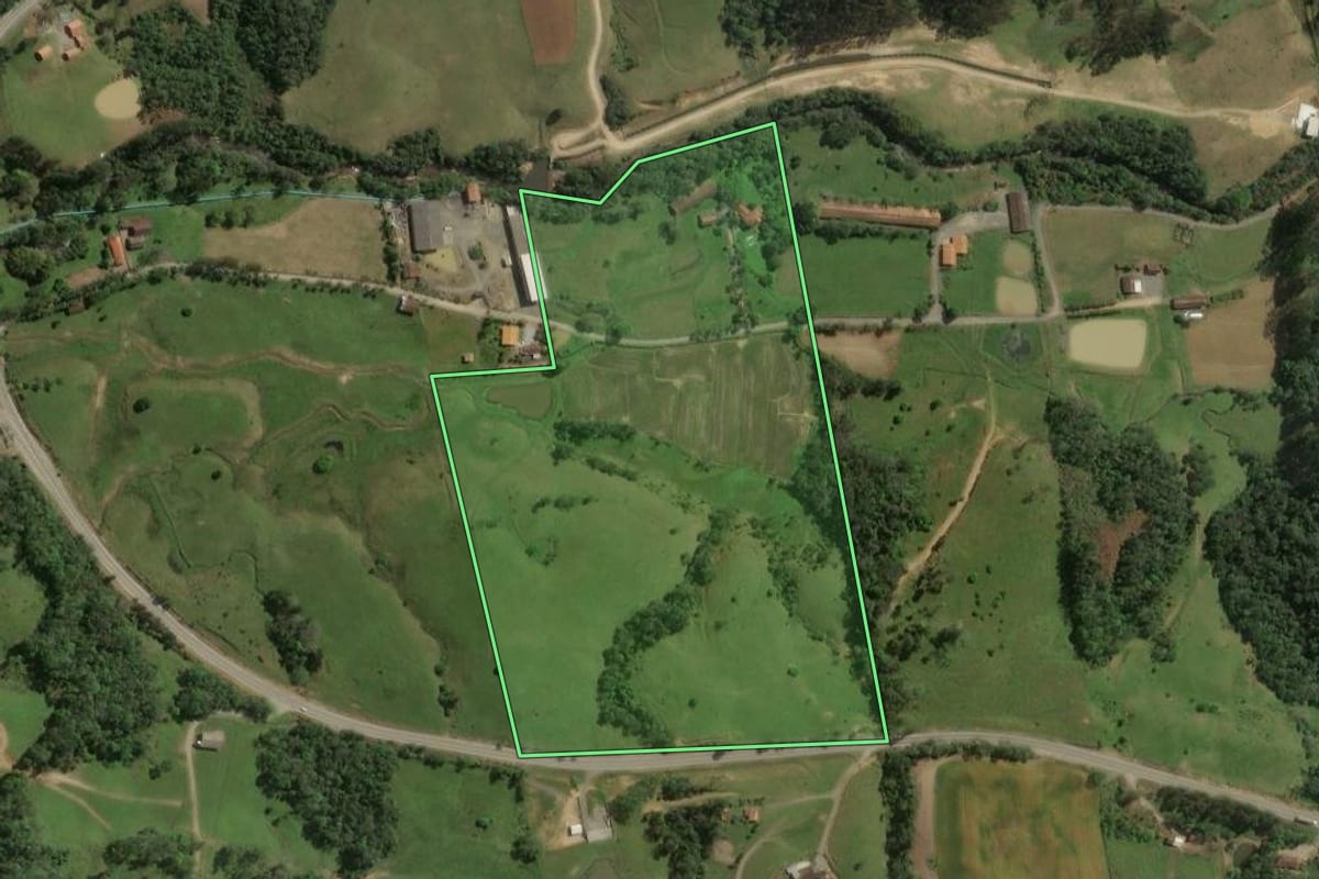 Imagem de satélite do imóvel rural em Taió (SC), com o contorno declarado no CAR desenhado por cima.
