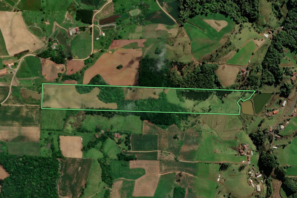 Imagem de satélite do imóvel rural em Taió (SC), com o contorno declarado no CAR desenhado por cima.