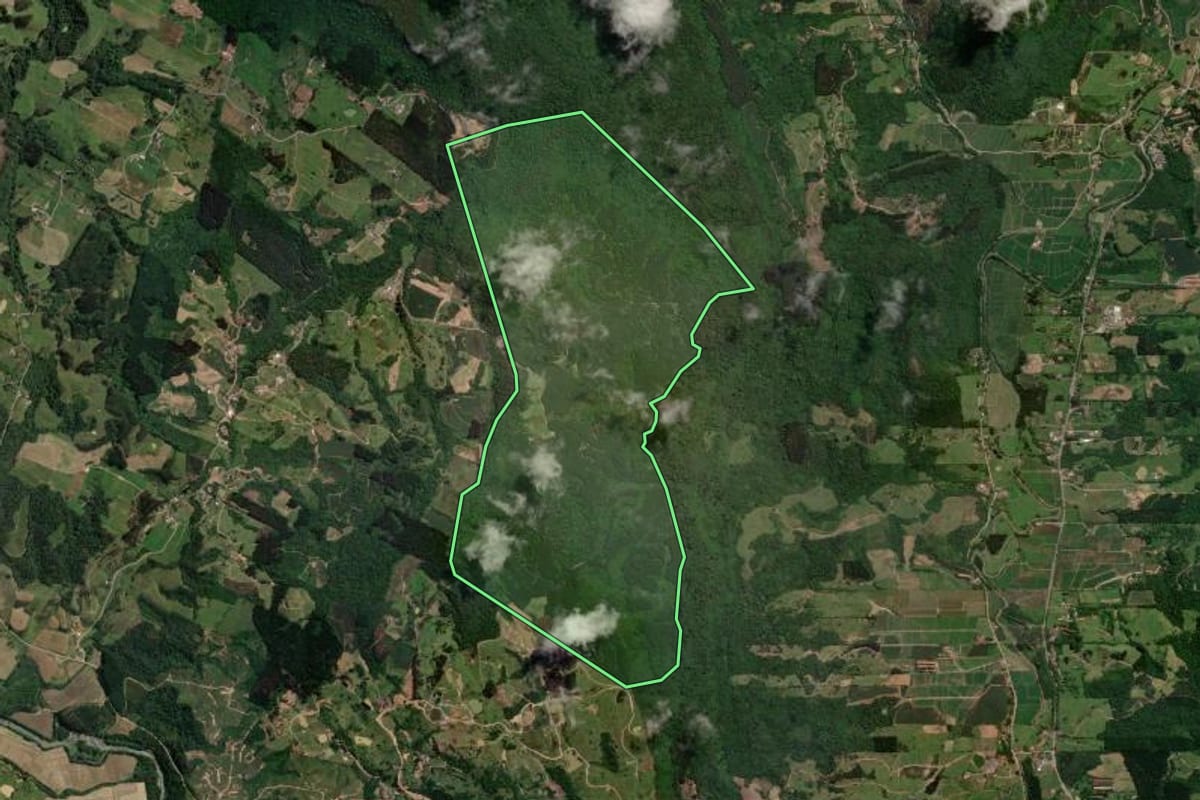 Imagem de satélite do imóvel rural em Taió (SC), com o contorno declarado no CAR desenhado por cima.