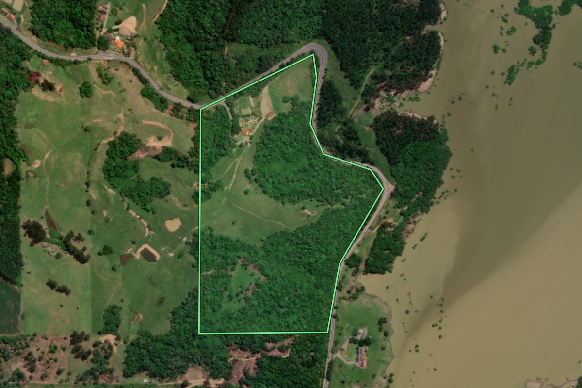 Imagem de satélite do imóvel rural em Taió (SC), com o contorno declarado no CAR desenhado por cima.