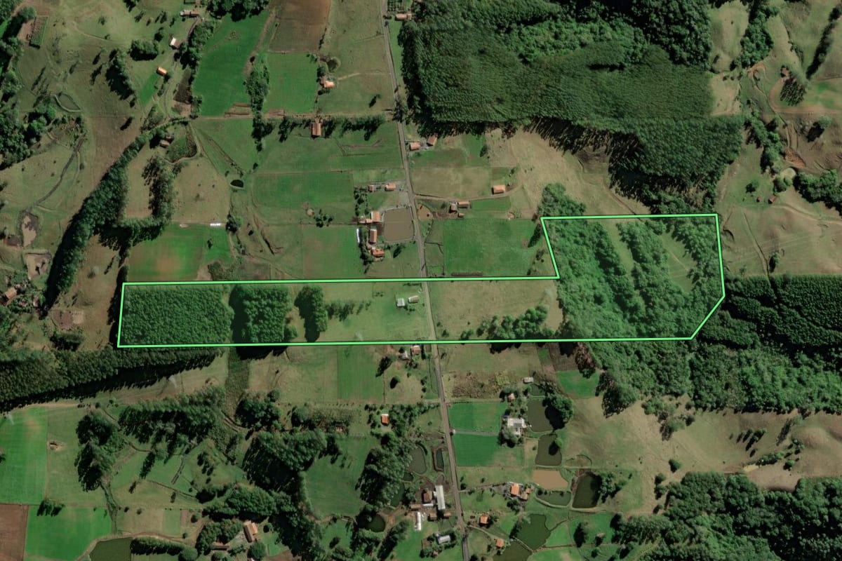 Imagem de satélite do imóvel rural em Taió (SC), com o contorno declarado no CAR desenhado por cima.