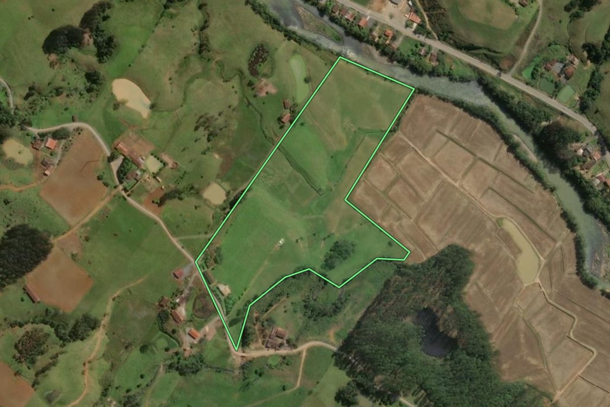 Imagem de satélite do imóvel rural em Taió (SC), com o contorno declarado no CAR desenhado por cima.