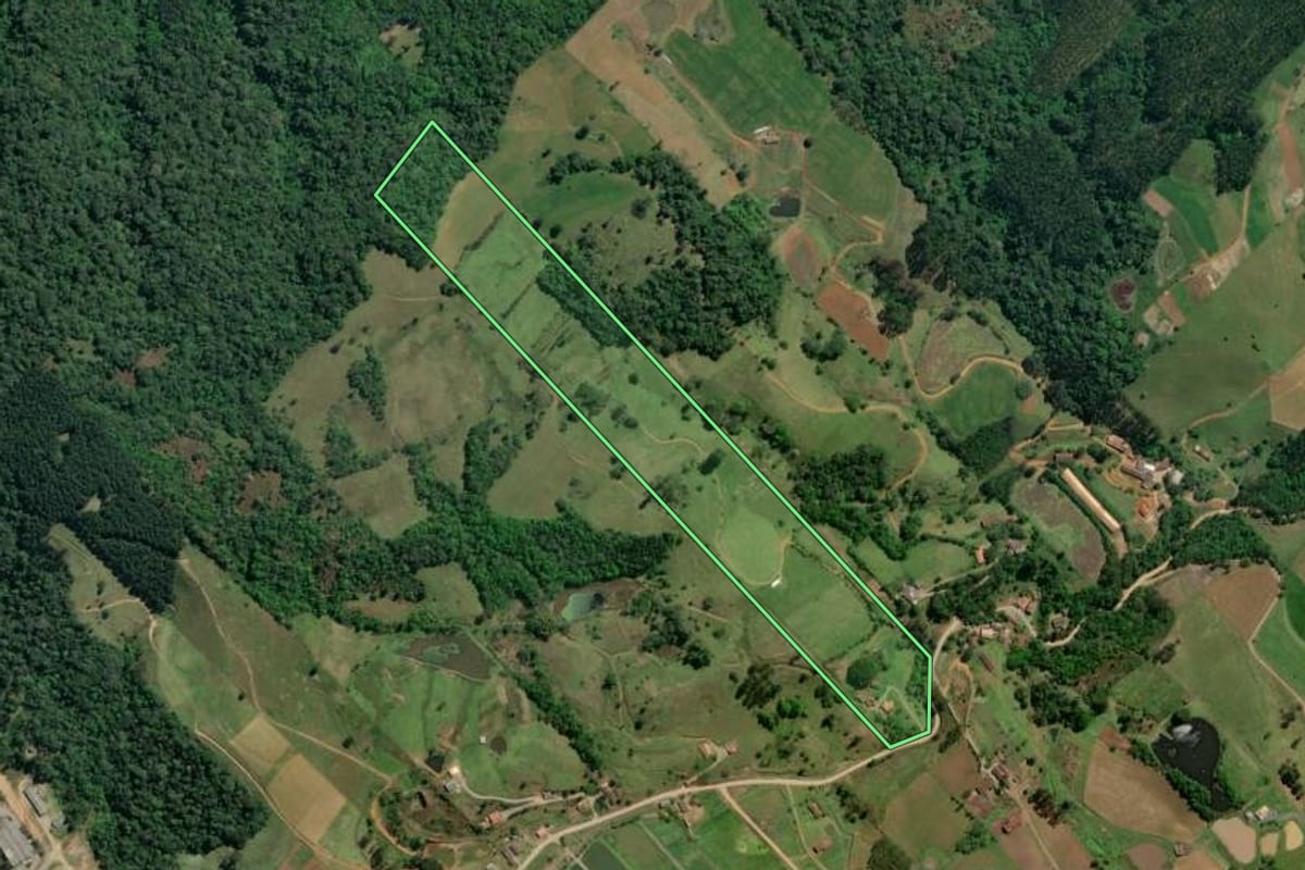 Imagem de satélite do imóvel rural em Taió (SC), com o contorno declarado no CAR desenhado por cima.
