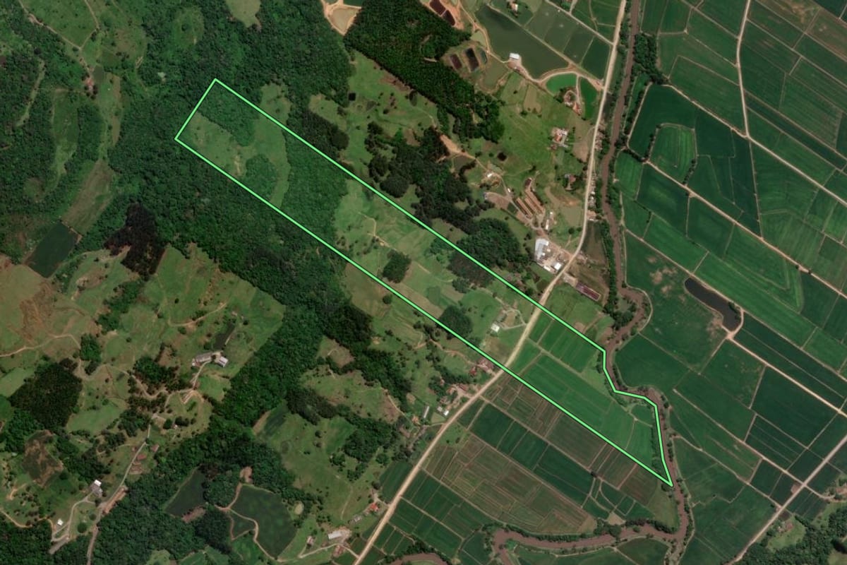 Imagem de satélite do imóvel rural em Taió (SC), com o contorno declarado no CAR desenhado por cima.
