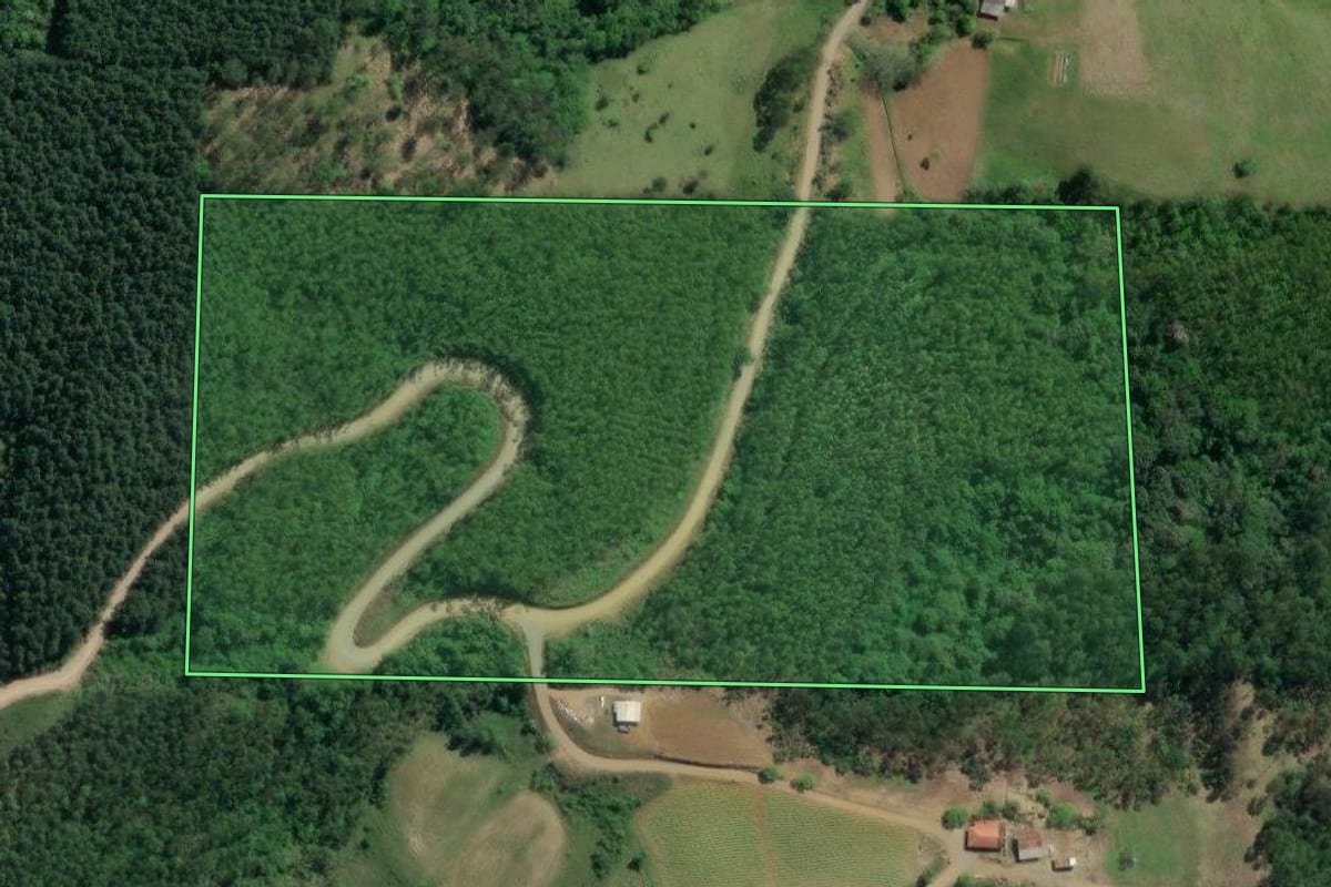 Imagem de satélite do imóvel rural em Taió (SC), com o contorno declarado no CAR desenhado por cima.