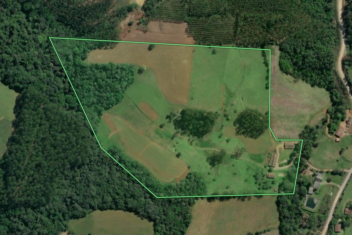 Imagem de satélite do imóvel rural em Taió (SC), com o contorno declarado no CAR desenhado por cima.