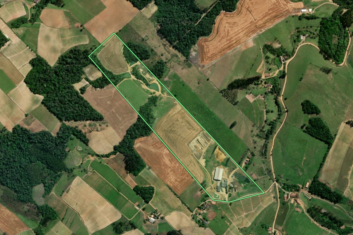 Imagem de satélite do imóvel rural em Taió (SC), com o contorno declarado no CAR desenhado por cima.