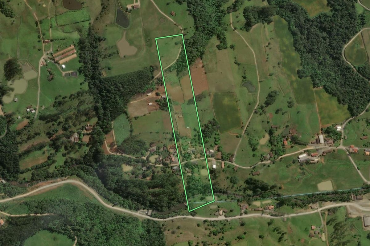 Imagem de satélite do imóvel rural em Taió (SC), com o contorno declarado no CAR desenhado por cima.
