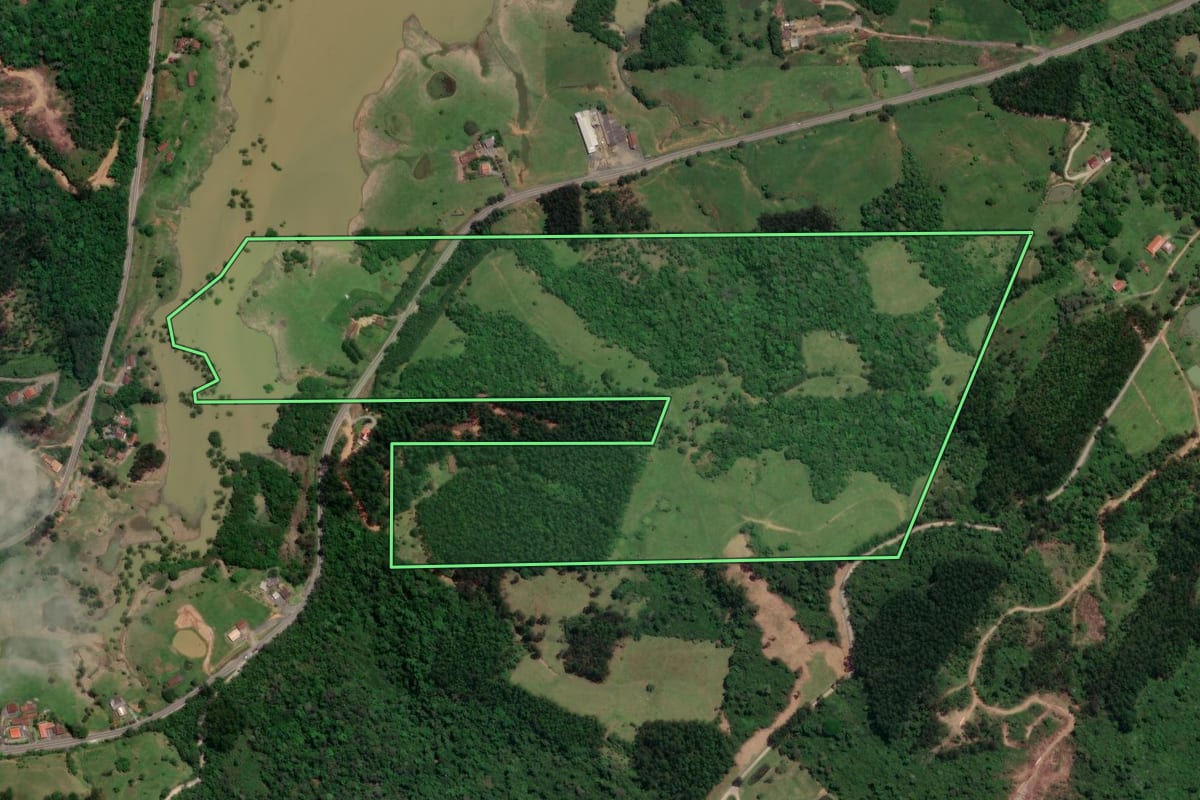 Imagem de satélite do imóvel rural em Taió (SC), com o contorno declarado no CAR desenhado por cima.