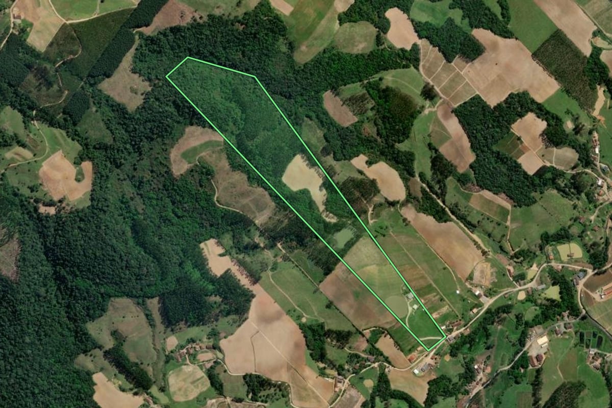 Imagem de satélite do imóvel rural em Taió (SC), com o contorno declarado no CAR desenhado por cima.