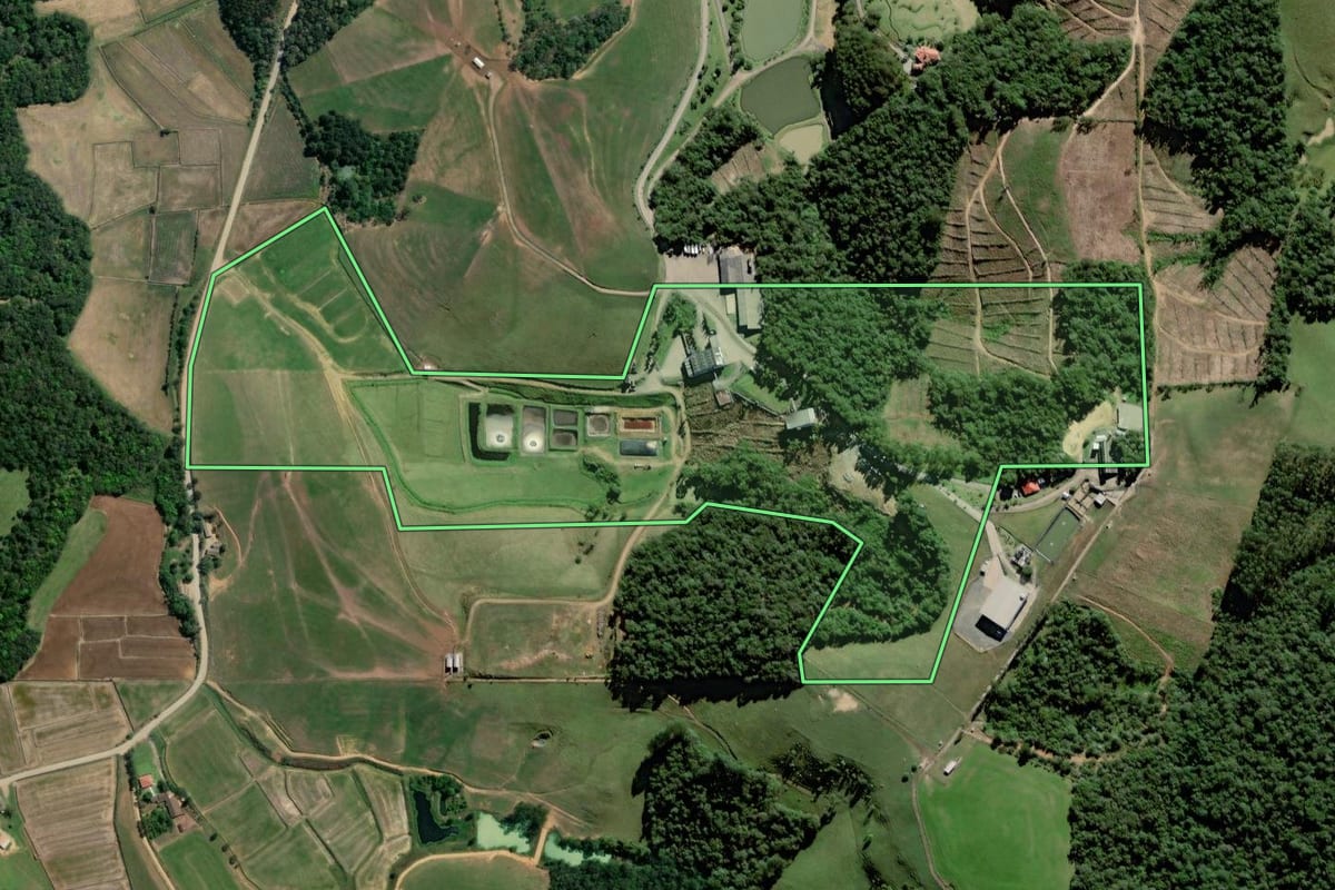 Imagem de satélite do imóvel rural em Taió (SC), com o contorno declarado no CAR desenhado por cima.