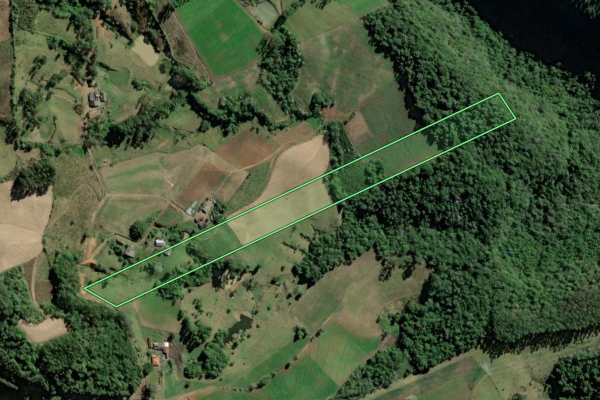 Imagem de satélite do imóvel rural em Taió (SC), com o contorno declarado no CAR desenhado por cima.