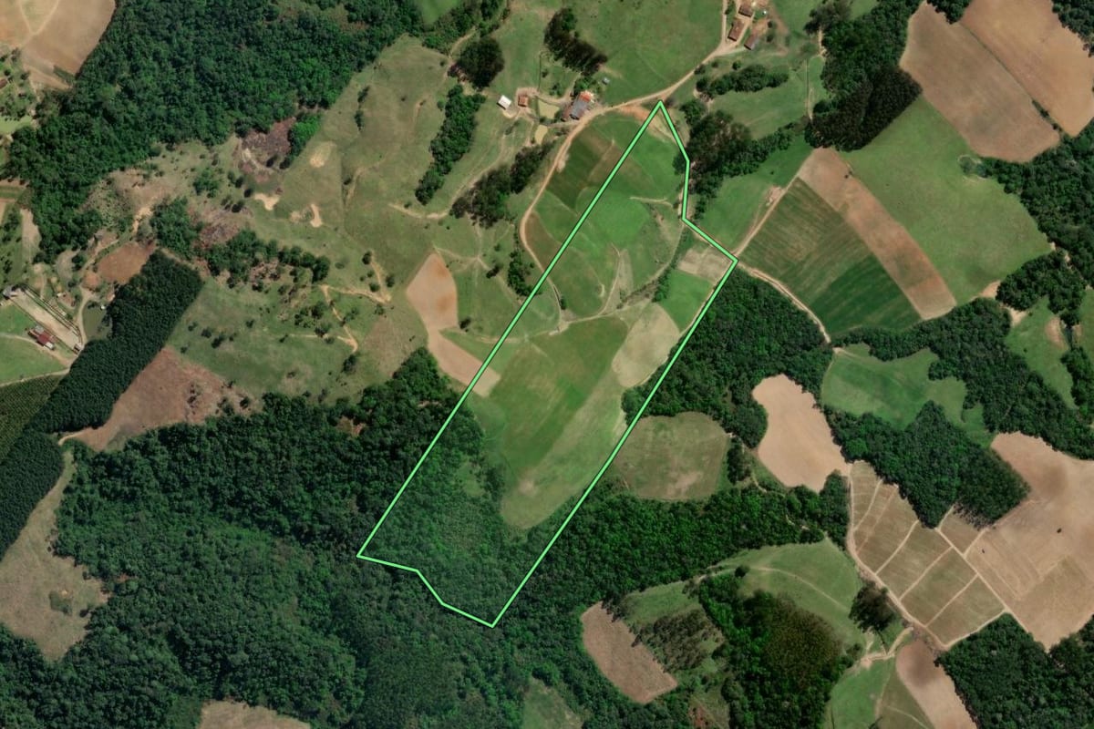 Imagem de satélite do imóvel rural em Taió (SC), com o contorno declarado no CAR desenhado por cima.