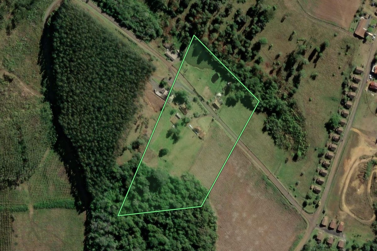 Imagem de satélite do imóvel rural em Taió (SC), com o contorno declarado no CAR desenhado por cima.