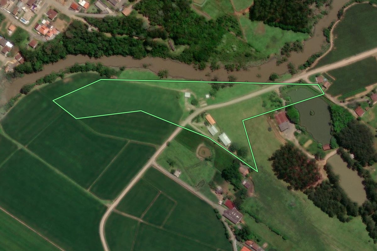 Imagem de satélite do imóvel rural em Taió (SC), com o contorno declarado no CAR desenhado por cima.