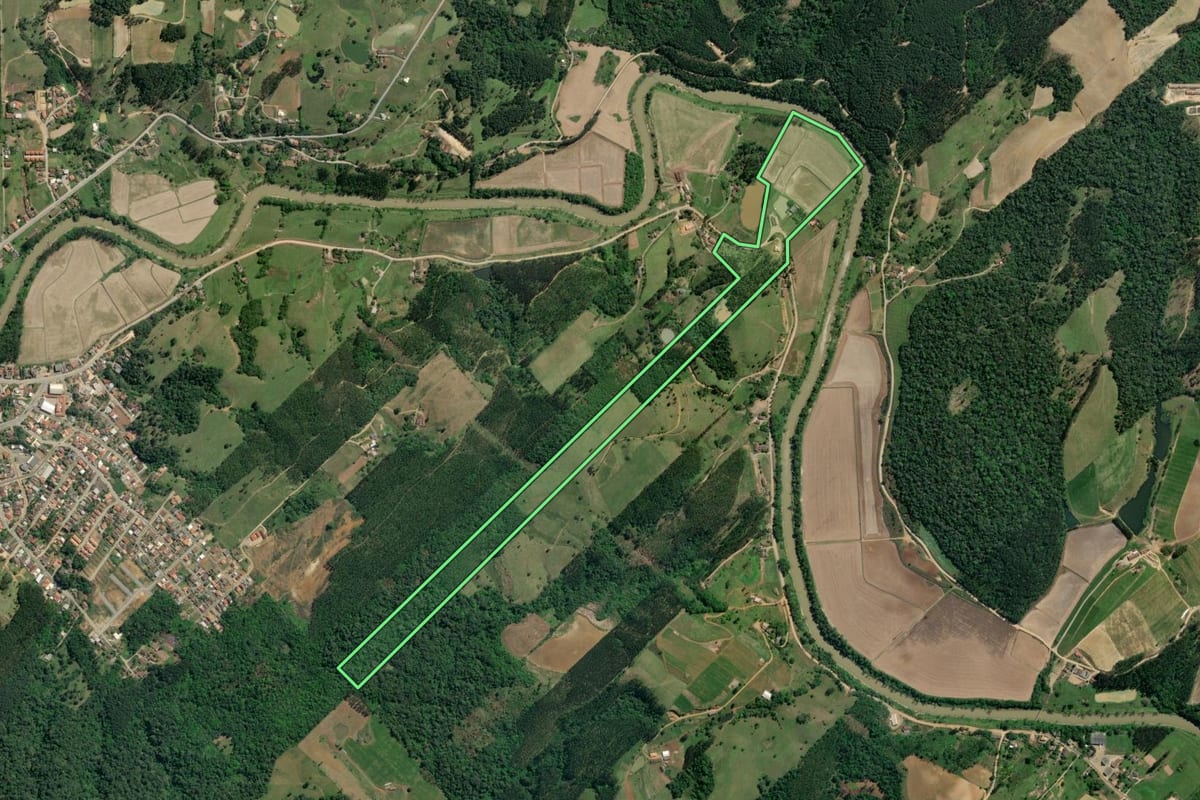 Imagem de satélite do imóvel rural em Taió (SC), com o contorno declarado no CAR desenhado por cima.