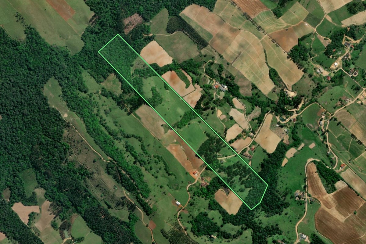 Imagem de satélite do imóvel rural em Taió (SC), com o contorno declarado no CAR desenhado por cima.