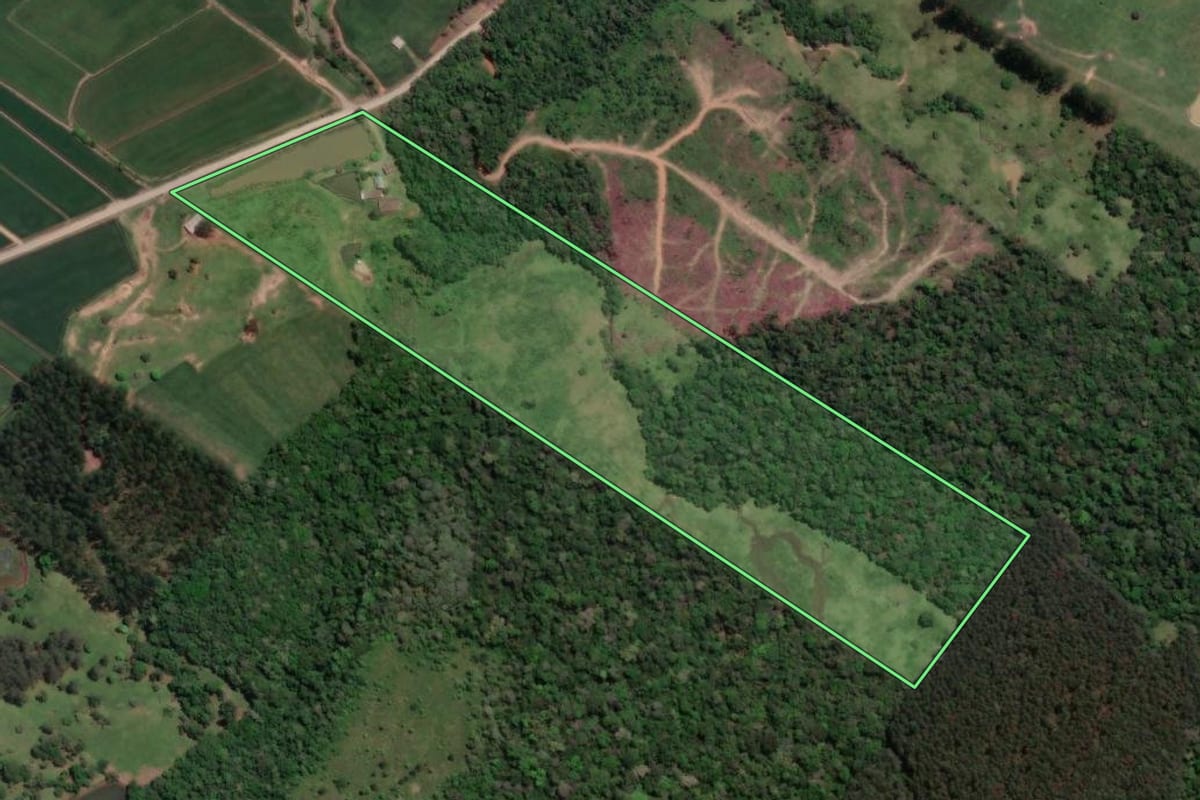 Imagem de satélite do imóvel rural em Taió (SC), com o contorno declarado no CAR desenhado por cima.