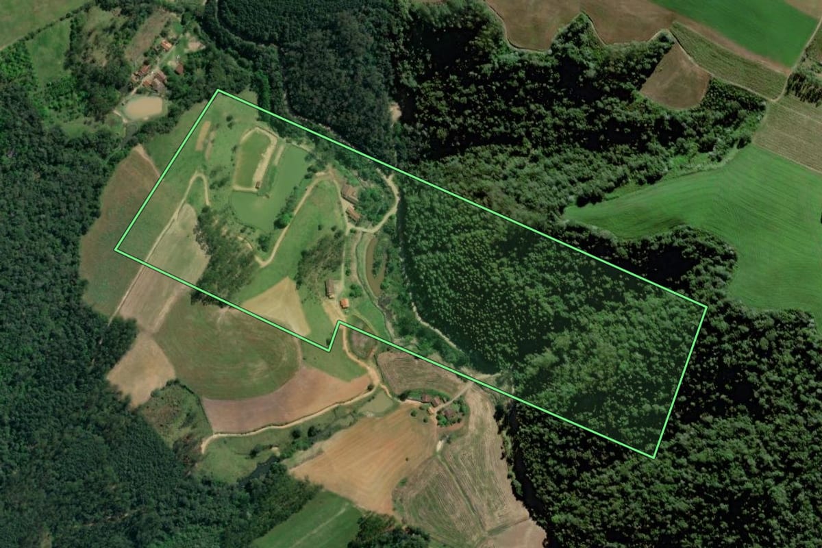 Imagem de satélite do imóvel rural em Taió (SC), com o contorno declarado no CAR desenhado por cima.