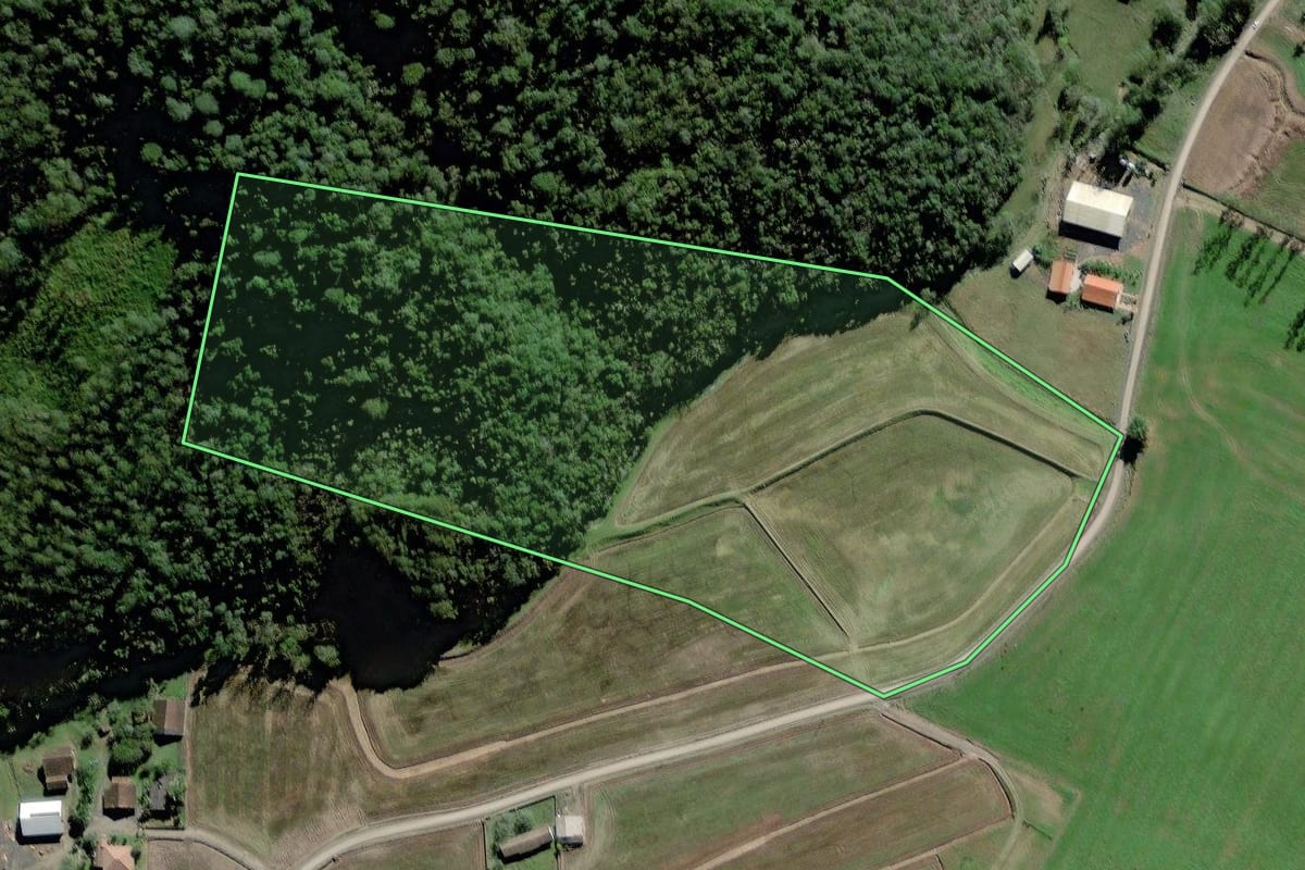 Imagem de satélite do imóvel rural em Taió (SC), com o contorno declarado no CAR desenhado por cima.