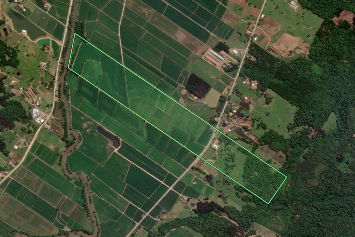 Imagem de satélite do imóvel rural em Taió (SC), com o contorno declarado no CAR desenhado por cima.