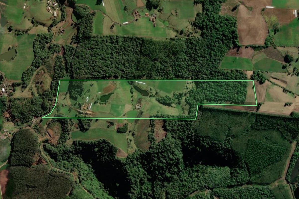 Imagem de satélite do imóvel rural em Taió (SC), com o contorno declarado no CAR desenhado por cima.