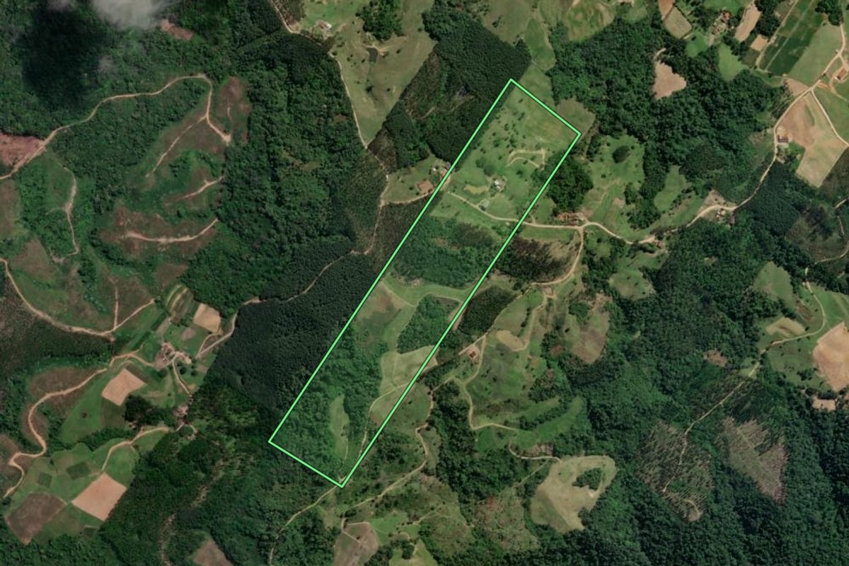 Imagem de satélite do imóvel rural em Taió (SC), com o contorno declarado no CAR desenhado por cima.