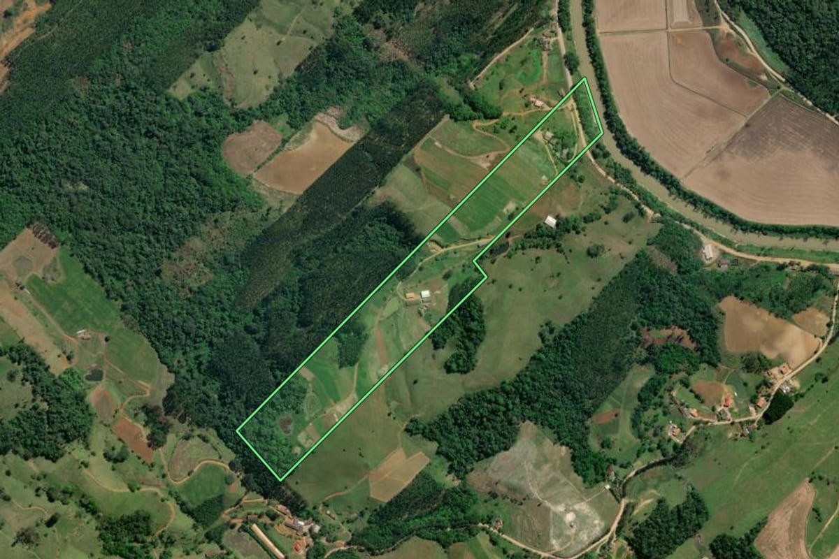 Imagem de satélite do imóvel rural em Taió (SC), com o contorno declarado no CAR desenhado por cima.