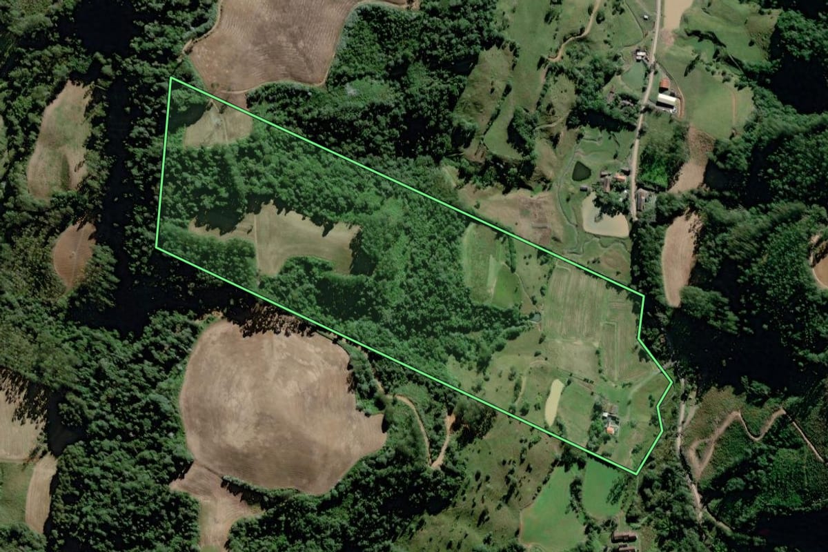 Imagem de satélite do imóvel rural em Taió (SC), com o contorno declarado no CAR desenhado por cima.