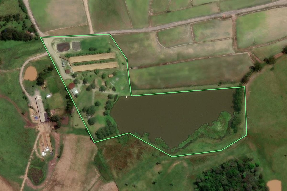Imagem de satélite do imóvel rural em Taió (SC), com o contorno declarado no CAR desenhado por cima.