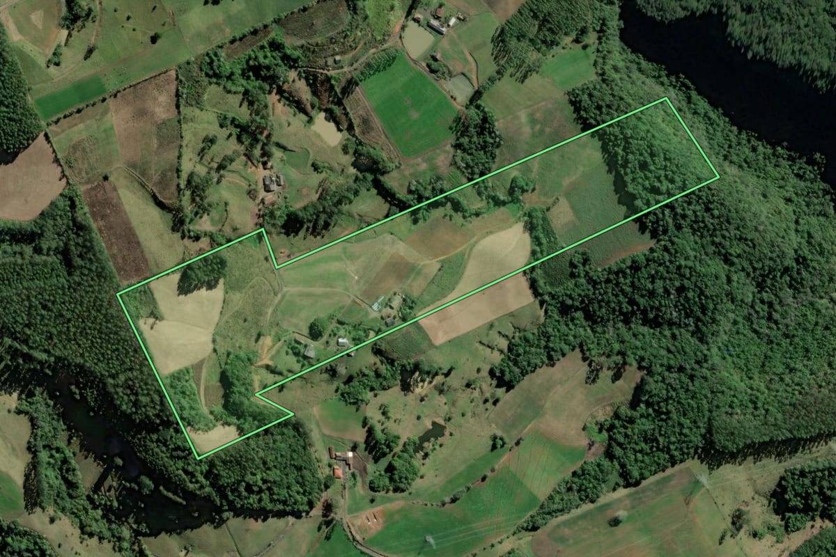 Imagem de satélite do imóvel rural em Taió (SC), com o contorno declarado no CAR desenhado por cima.