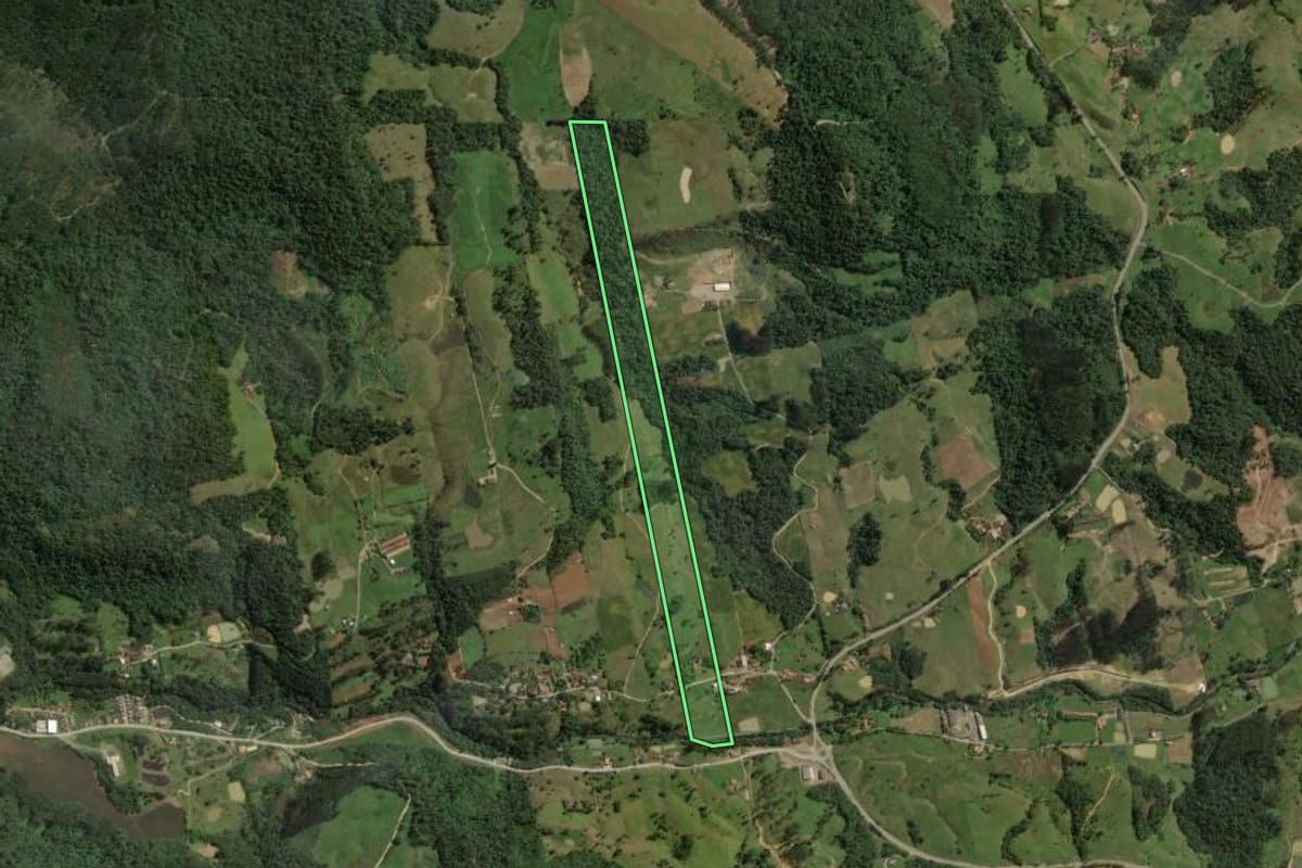 Imagem de satélite do imóvel rural em Taió (SC), com o contorno declarado no CAR desenhado por cima.
