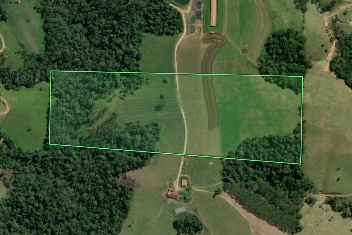 Imagem de satélite do imóvel rural em Taió (SC), com o contorno declarado no CAR desenhado por cima.