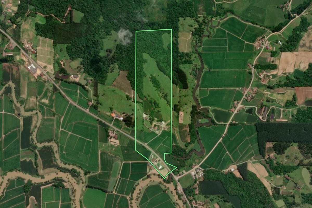 Imagem de satélite do imóvel rural em Taió (SC), com o contorno declarado no CAR desenhado por cima.
