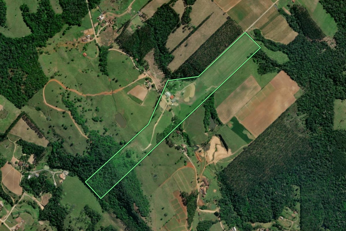 Imagem de satélite do imóvel rural em Taió (SC), com o contorno declarado no CAR desenhado por cima.