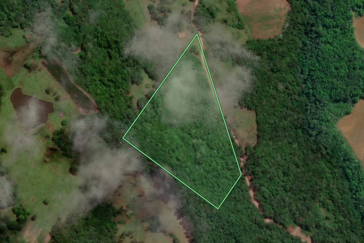 Imagem de satélite do imóvel rural em Taió (SC), com o contorno declarado no CAR desenhado por cima.