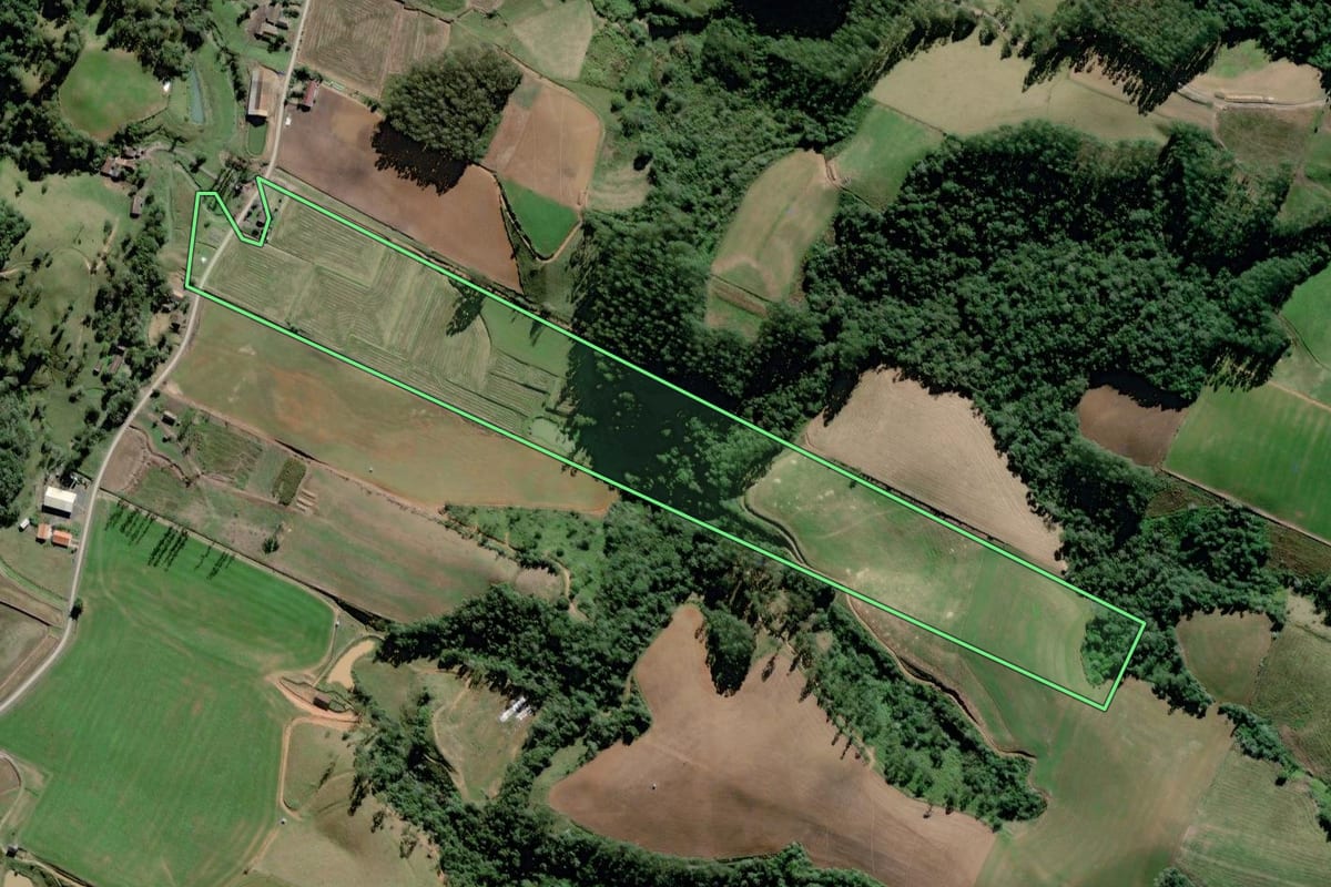 Imagem de satélite do imóvel rural em Taió (SC), com o contorno declarado no CAR desenhado por cima.