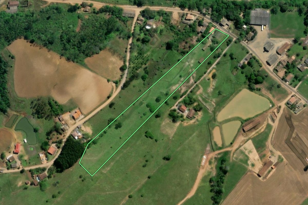 Imagem de satélite do imóvel rural em Taió (SC), com o contorno declarado no CAR desenhado por cima.