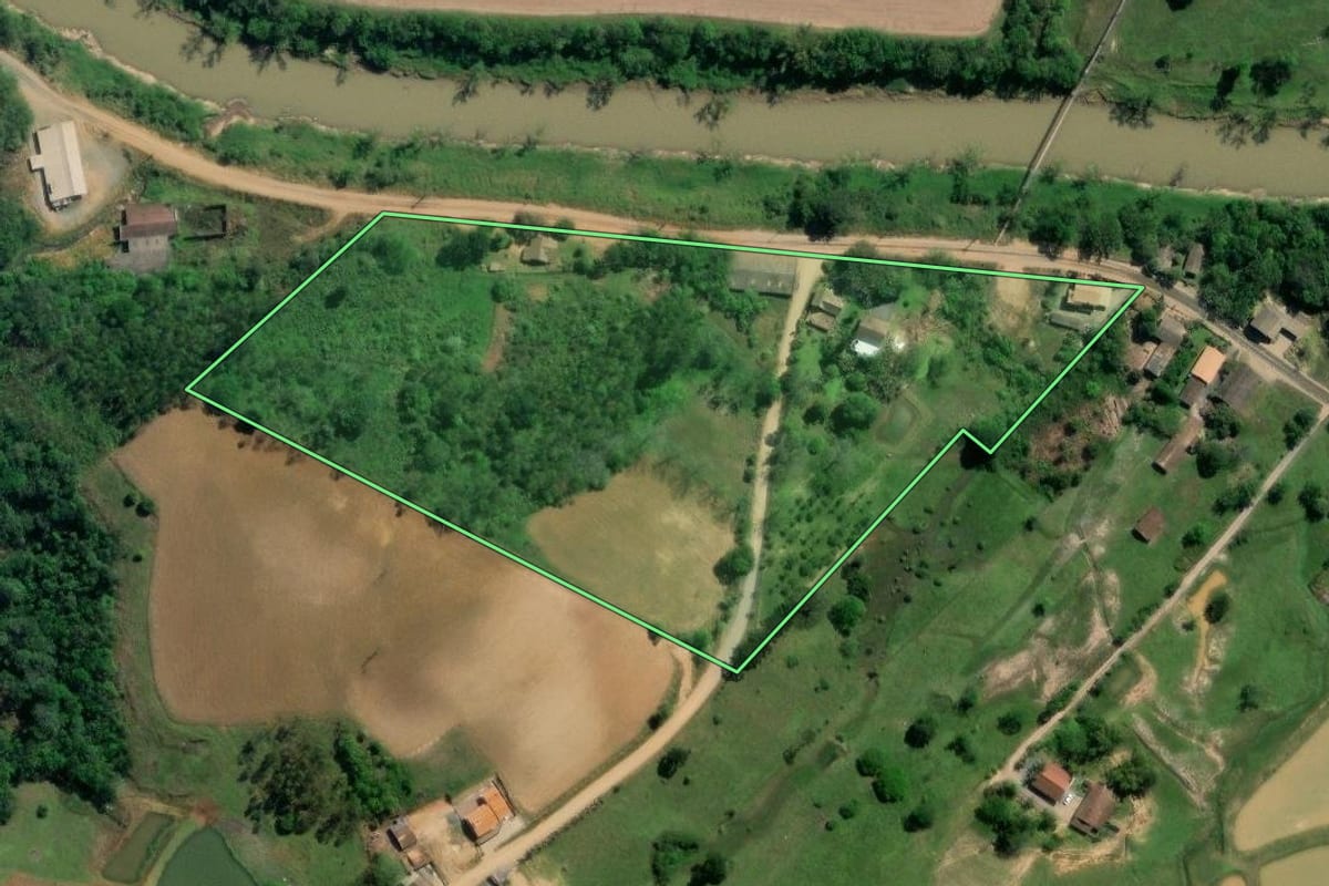 Imagem de satélite do imóvel rural em Taió (SC), com o contorno declarado no CAR desenhado por cima.