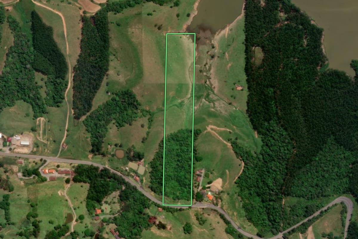 Imagem de satélite do imóvel rural em Taió (SC), com o contorno declarado no CAR desenhado por cima.